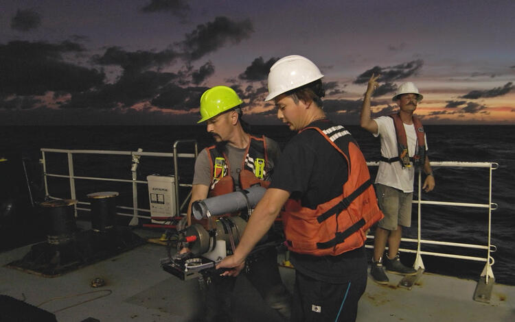 Scientists recovering the shadowgraph camera during the Hawaii Abyssal Nodules Expedition